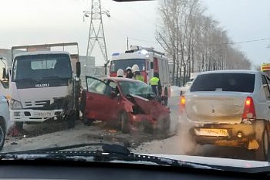 В Екатеринбурге на улице Шефской произошло ДТП с тремя автомобилями