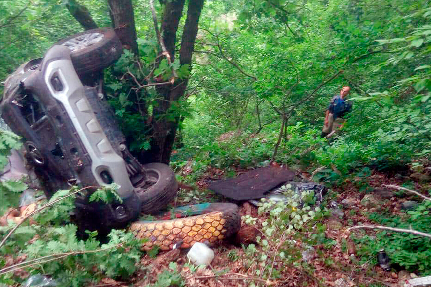 В Крыму автомобиль с туристами рухнул со скалы
