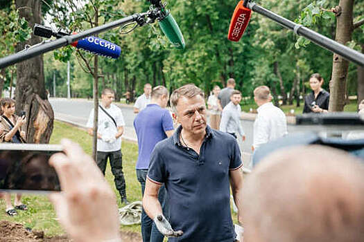 В высадке "Сада памяти" на Поклонной горе принял участие актер Игорь Петренко с семьей