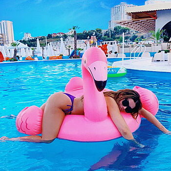 Анна Седокова входит в август в купальнике верхом на фламинго