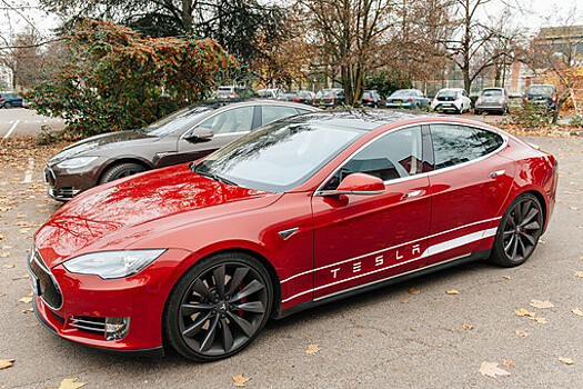 Регулятор США сообщил, что Tesla в новом обновлении запретит водителям играть в видеоигры