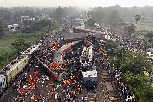 При столкновении трех поездов в Индии погибли почти 300 человек