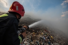 В Астраханской области тушат крупный пожар на мусорной свалке