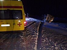 В Уватском районе пьяный водитель перевернул автобус с людьми