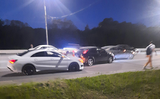 На Московском шоссе автомобили столкнулись на выделенной полосе