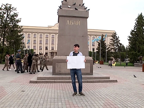 В Казахстане полиция задержала активиста, вышедшего с пустым плакатом, чтобы доказать "крепчание маразма" (ВИДЕО)