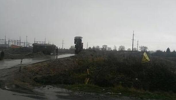 На Окружной дороге грузовик опрокинулся назад