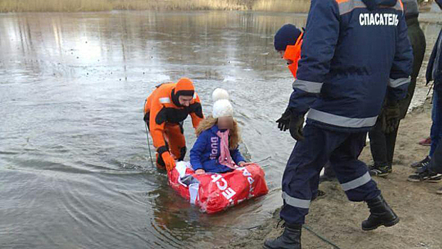В Калининграде спасли детей, которых унесло в озеро на самодельном плоту
