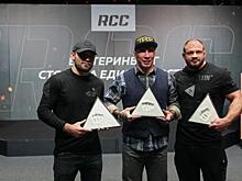 В Екатеринбурге появился арт-объект со слепками кулаков