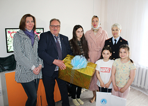 Сотрудники УМВД России по Ямало-Ненецкому автономному округу и ветераны органов внутренних дел посетили детей, воспитывающихся в опекунской семье