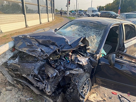 В Волгоградской области 2 иномарки столкнулись лоб в лоб