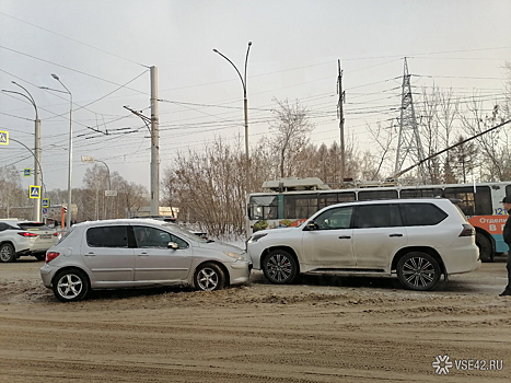 Момент ДТП на перекрестке в Новокузнецке попал на видео