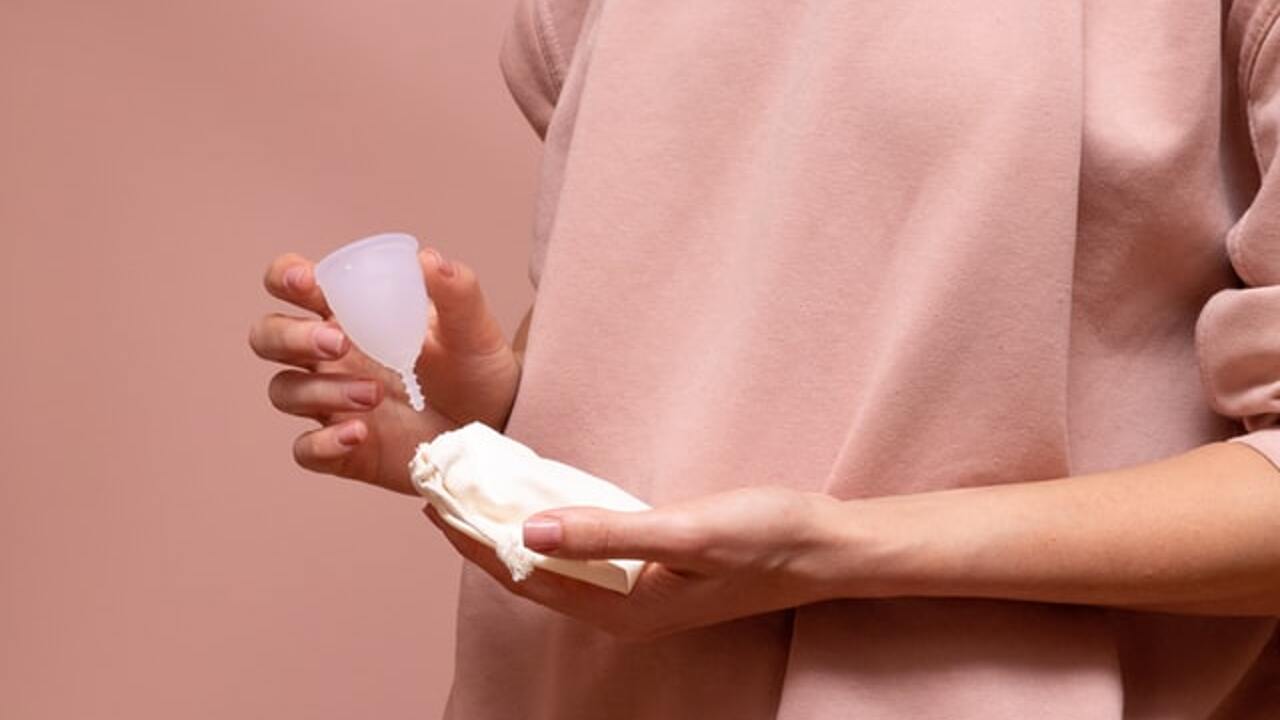 Безопасны ли менструальные чаши: мнение гинеколога - Рамблер/женский