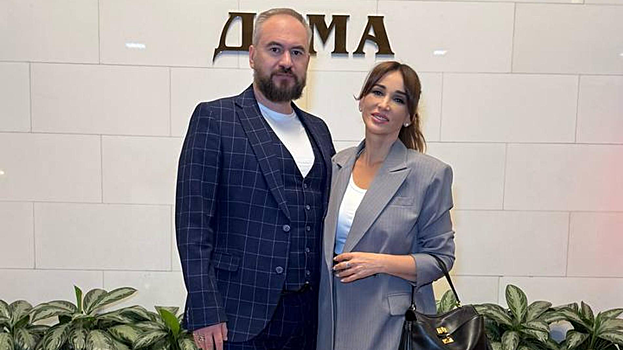 Жених Анфисы Чеховой вышел в свет с бывшей женой