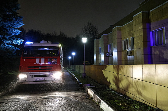 Около 50 детей и взрослых эвакуированы при пожаре в частной школе в Москве