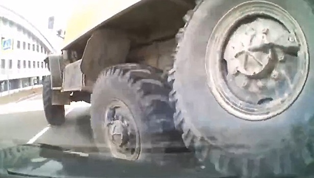 В Лабытнанги грузовик переехал легковушку. Видео