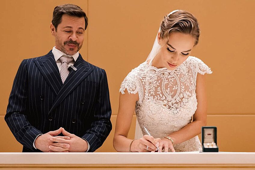 Павел Деревянко и Зоя Фуць.   Свадьба актера и модели прошла в яхт-клубе Подмосковья в присутствии около 80 гостей, которых развлекали Гоша Куценко, "Иванушек International» и группа Pizza. СМИ подсчитали, что торжество обошлось в 15 млн рублей, большая часть которых ушла на гонорары артистам.