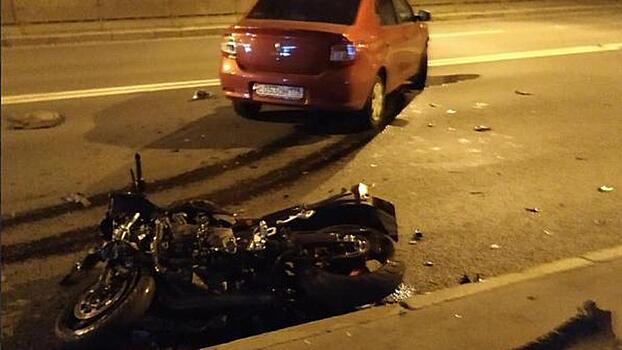 Водитель и пассажир мотоцикла пострадали в аварии на дороге Петербурга