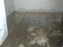 В новостройке Саратова талым снегом затопило подъезд