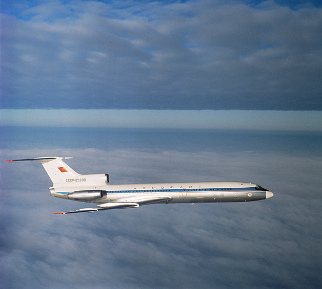 Советский трехдвигательный реактивный пассажирский авиалайнер Ту-154 во время испытательного полета, 1968 год
