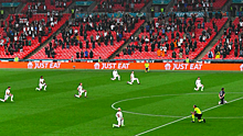 Игроки Англии и Шотландии встали на колено перед матчем Евро