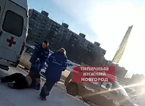 Нижегородцы сняли на видео, как врачи “скорой” волокут пациента по снегу