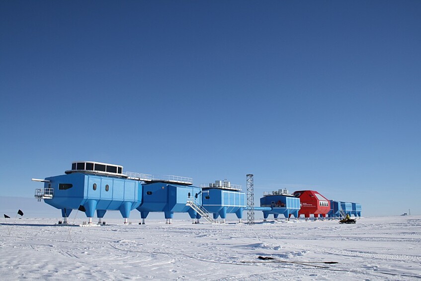 Самая низкая температура, когда-либо зарегистрированная на земле, — минус 89,2 градуса Цельсия — была зафиксирована в Антарктиде на российской станции «Восток» 21 июля 1983 года.