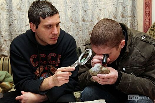 Житель Лабинска во время рыбалки нашел древний камень с «микрочипом»