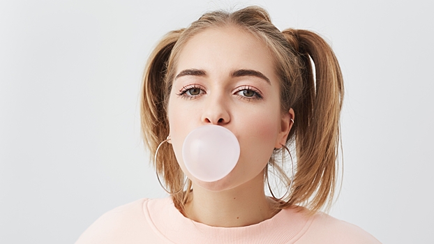 Стоматолог объяснил пользу жвачки