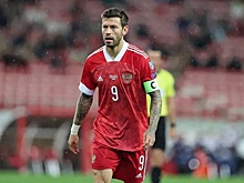 Смолов встал посередине поля, погнавшись за Бэйлом: «Да, блин, всё равно не догоню! На словах это смешно, а на видео еще смешнее». Былое…