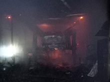 В Батайске при пожаре на СТО сгорел автомобиль