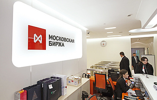 Мосбиржа установила верхнюю границу возможного курса доллара на уровне 75,2125 рубля