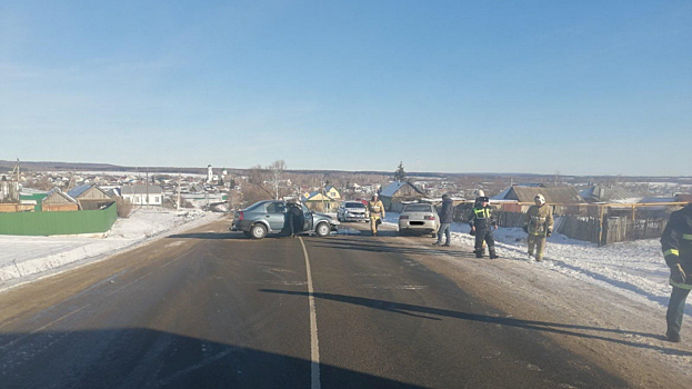 Под Саратовом два человека пострадали при столкновении «Логана» и «десятки»