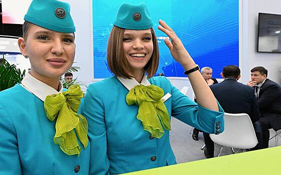 Российская авиакомпания разрешила бортпроводницам носить кроссовки на борту