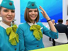 Российская авиакомпания разрешила бортпроводницам носить кроссовки на борту