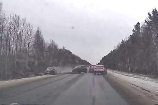 В Архангельской области на видео попало, как машины с людьми разбились в ДТП