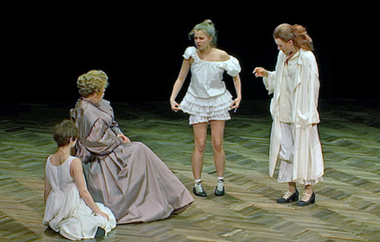 Театр Моссовета представил "Женитьбу" Гоголя в новом прочтении