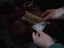 Конверт с подписью «Настоящему мужику» из машины российского чиновника попал на видео