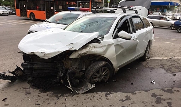 Водитель иномарки пострадал в утреннем ДТП в центре Волгограда