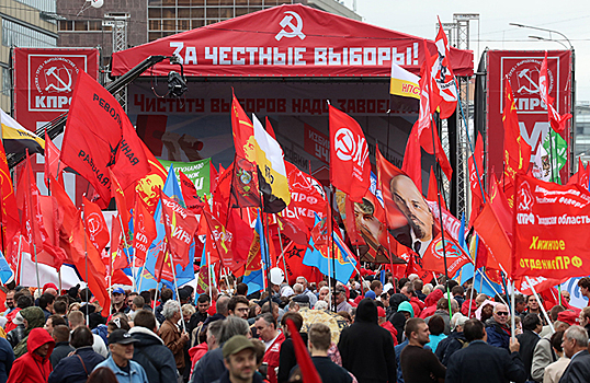 «За достойную жизнь людей труда». Как прошла согласованная акция коммунистов на проспекте Сахарова?