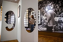 В Центре Вознесенского открылась выставка визуальных работ к 90-летию поэта