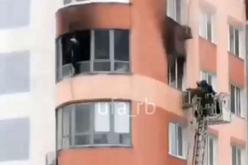 В Уфе мужчина повис на балконе, спасаясь от пожара в многоэтажке