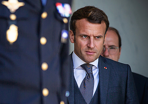Макрон пообещал вернуть похищенные драгоценности в Лувр