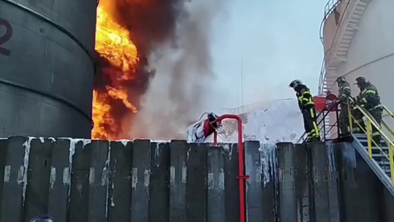 Под Ростовом спасатели МЧС спустя сутки локализовали пожар на нефтебазе