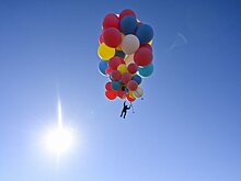 Иллюзионист поднялся на связке воздушных шаров на высоту более 7,5 км