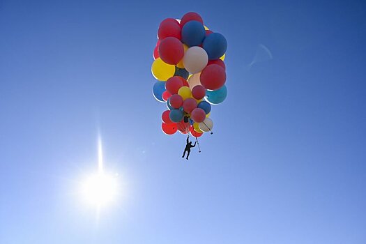 Иллюзионист поднялся на связке воздушных шаров на высоту более 7,5 км