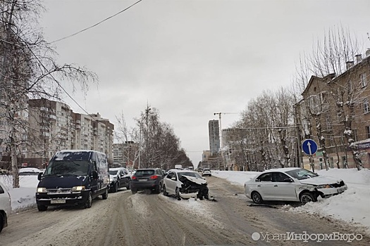 В Екатеринбурге из-за ДТП встало движение по улице Блюхера