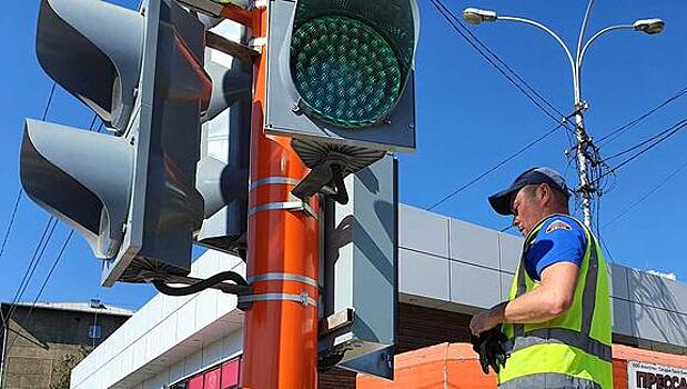 На улицах Иркутска завершаются работы по монтажу новых светофоров