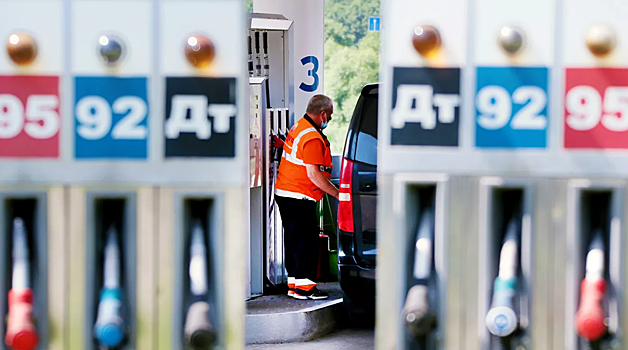 Бензин дороже на 15 рублей: министр о сдерживании цен на топливо
