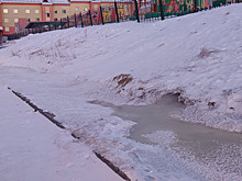 В Лабытнанги нечистотами затопило жилой двор. ВИДЕО